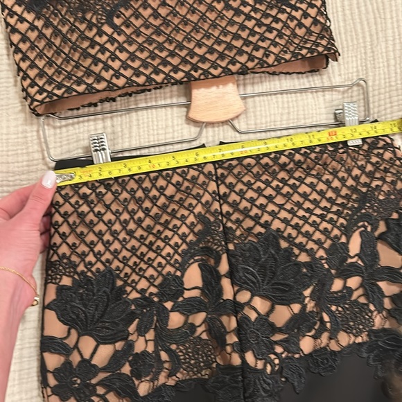 Gorgeous laced Grace&Hart 2-piece top and mermaid skirt. Top has integrated-bra - Picture 10 of 10